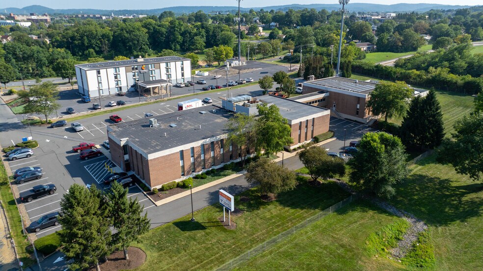 625 Spring St, Wyomissing, PA à vendre - Photo du bâtiment - Image 3 de 41