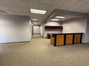 901 Chestnut Hills Pky, Fort Wayne, IN for sale Interior Photo- Image 2 of 5