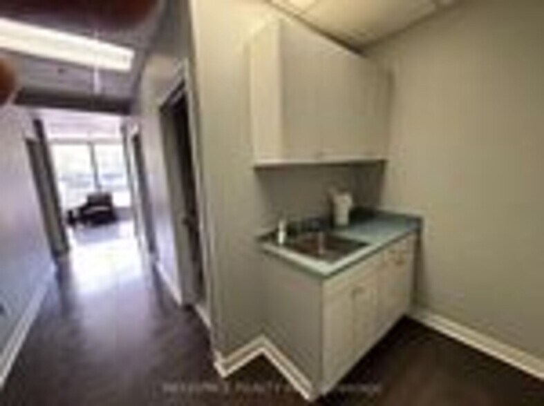 286 Attwell Dr, Toronto, ON à louer - Photo du bâtiment - Image 2 de 4