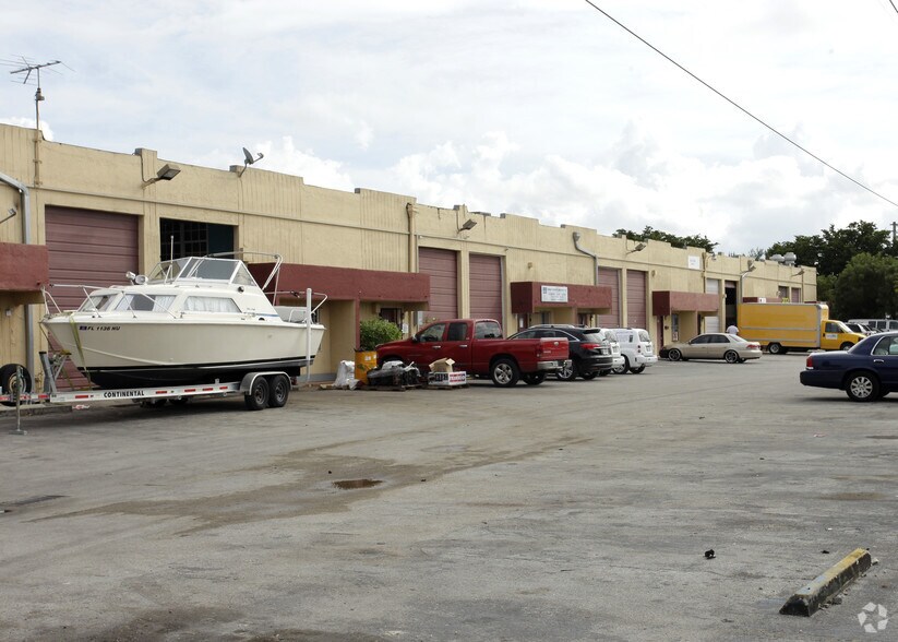 8044-8045 W 2st Ct, Hialeah, FL à vendre - Photo du bâtiment - Image 3 de 10