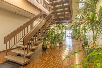 8708-8722 51 Av NW, Edmonton, AB à louer Photo intérieure- Image 1 de 2