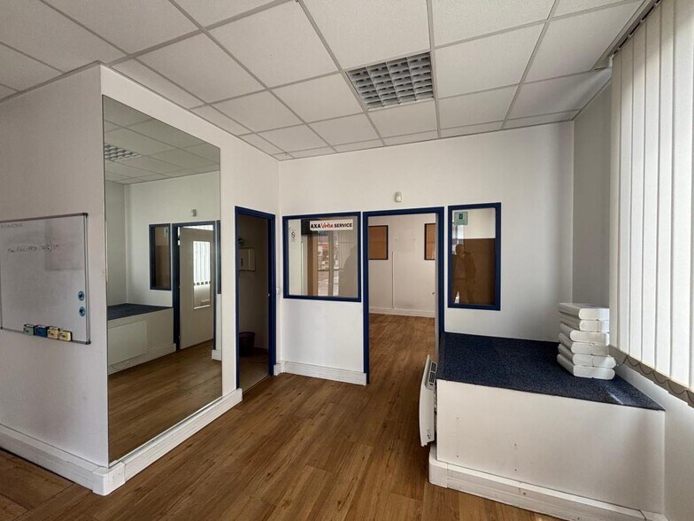 Retail in Versailles for lease - Interior Photo - Image 2 of 6