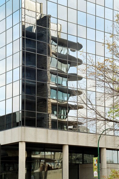 444 St Mary Ave, Winnipeg, MB à louer - Photo du bâtiment - Image 3 de 9