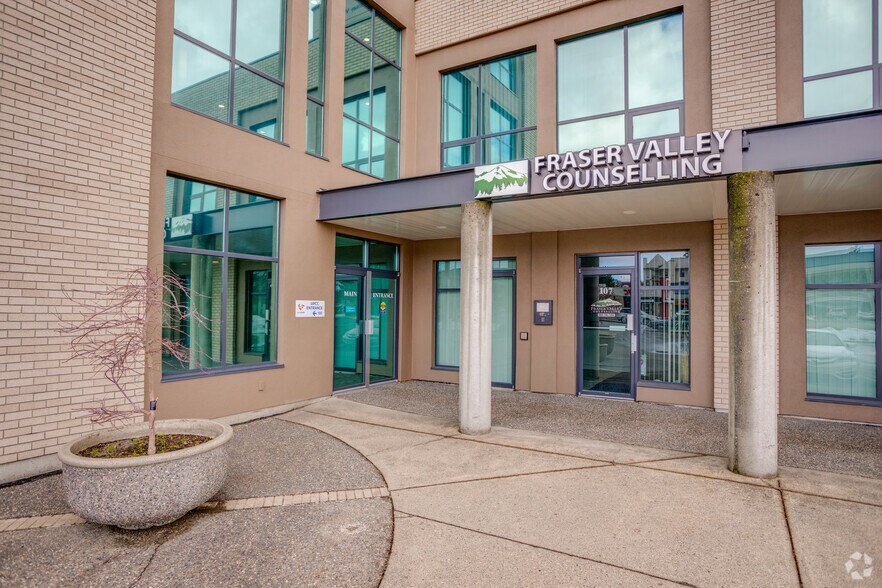 2692 Clearbrook Rd, Abbotsford, BC à louer - Photo du bâtiment - Image 2 de 5