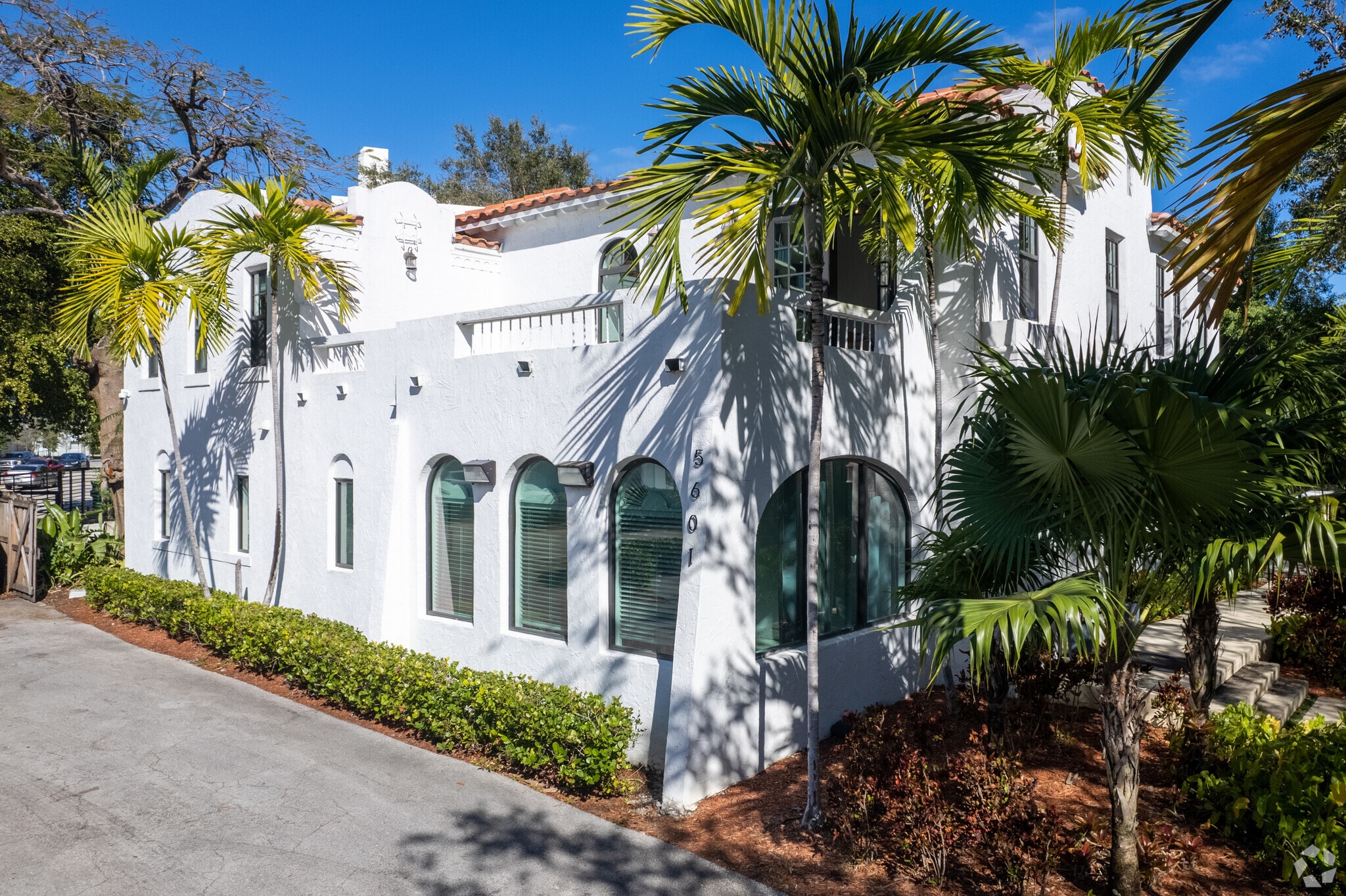 445 NE 56th St, Miami, FL for lease Primary Photo- Image 1 of 12