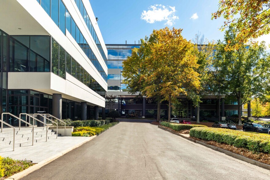 375 Northridge Rd, Atlanta, GA à louer - Photo du bâtiment - Image 2 de 27
