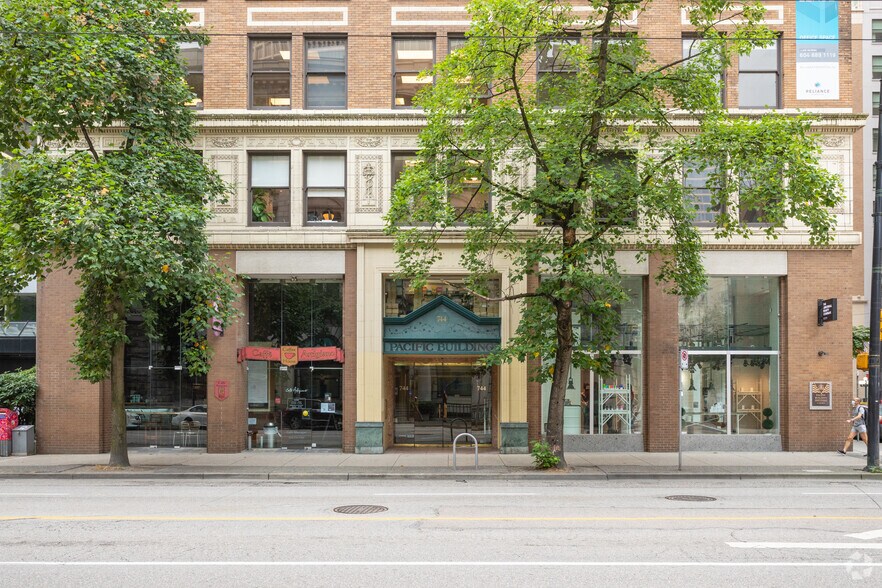 744 W Hastings St, Vancouver, BC à louer - Photo du bâtiment - Image 2 de 7