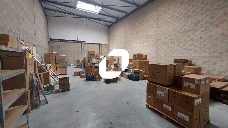 Flex in Buchelay for lease - Interior Photo - Image 2 of 7