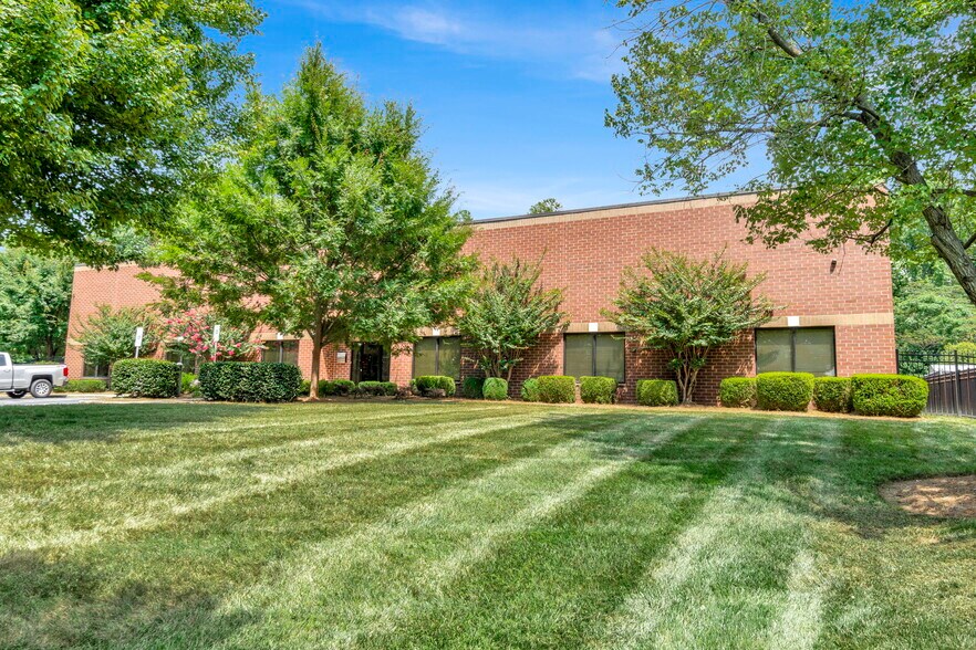 2311 Executive St, Charlotte, NC for sale - Building Photo - Image 1 of 16