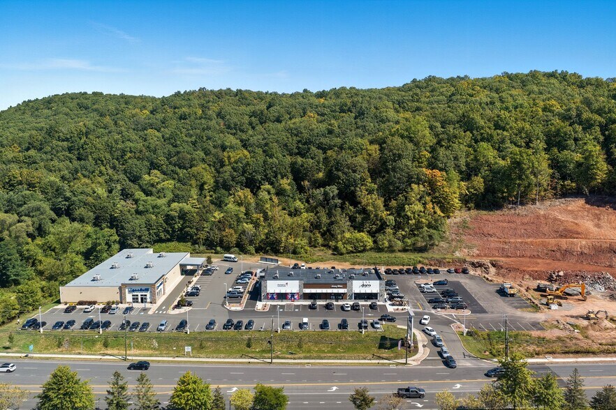 297-305 New Britain Avenue, Plainville, CT à louer - Photo du bâtiment - Image 2 de 10