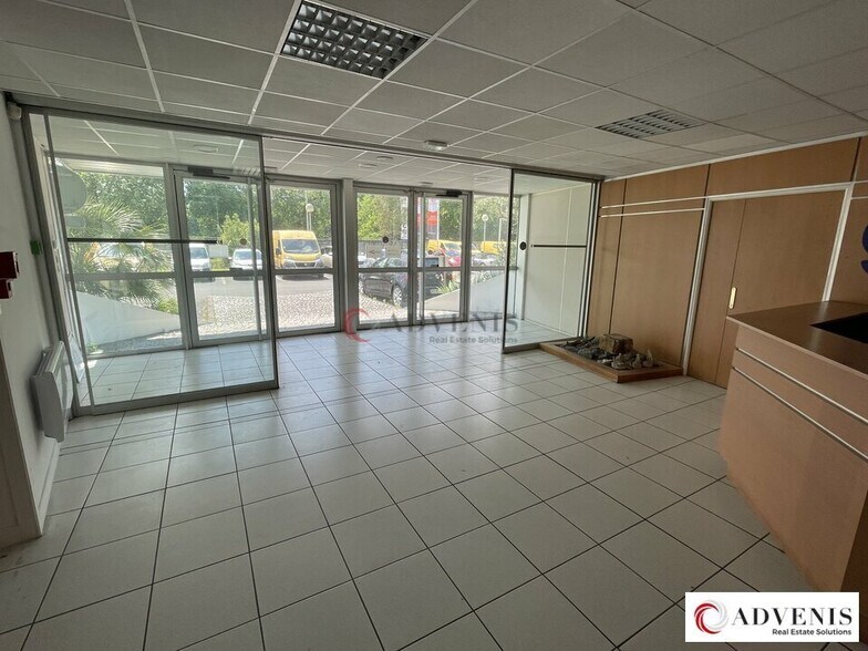 Bureau dans Le Haillan à louer - Hall d’entrée - Image 3 de 8
