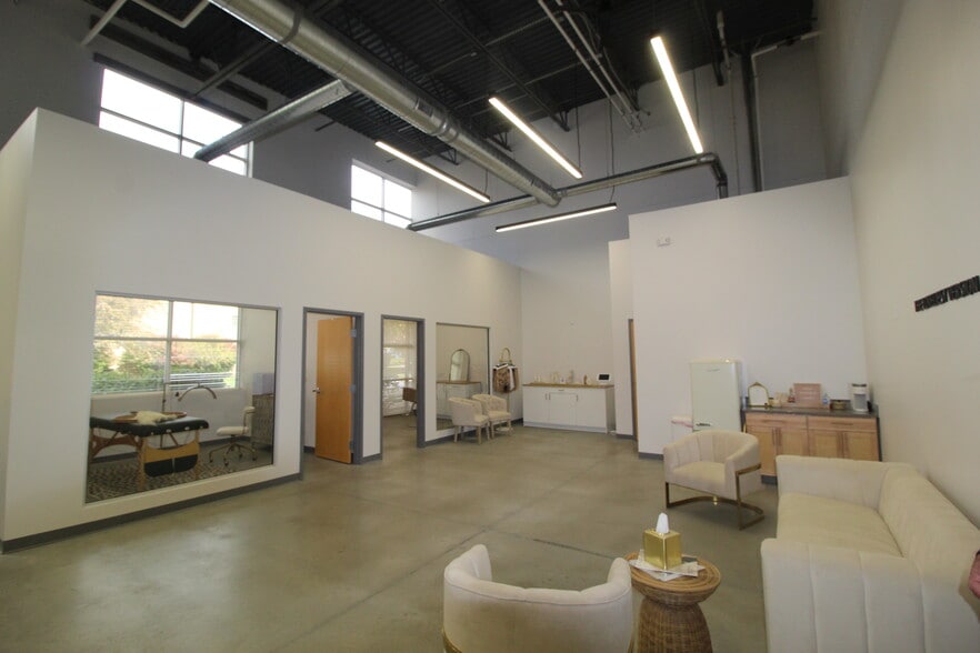 653 McCorkle Blvd, Westerville, OH for lease - Building Photo - Image 3 of 8