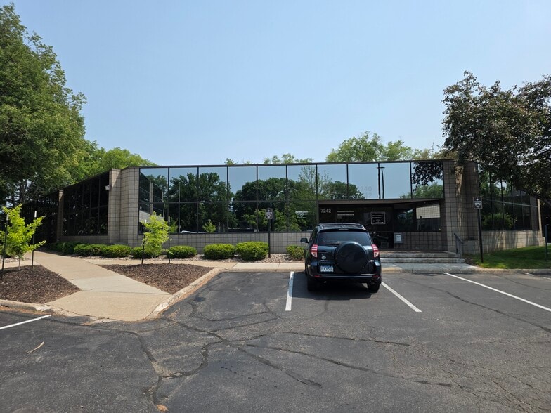 7240-7242 Metro Blvd, Edina, MN à louer - Photo du bâtiment - Image 2 de 10