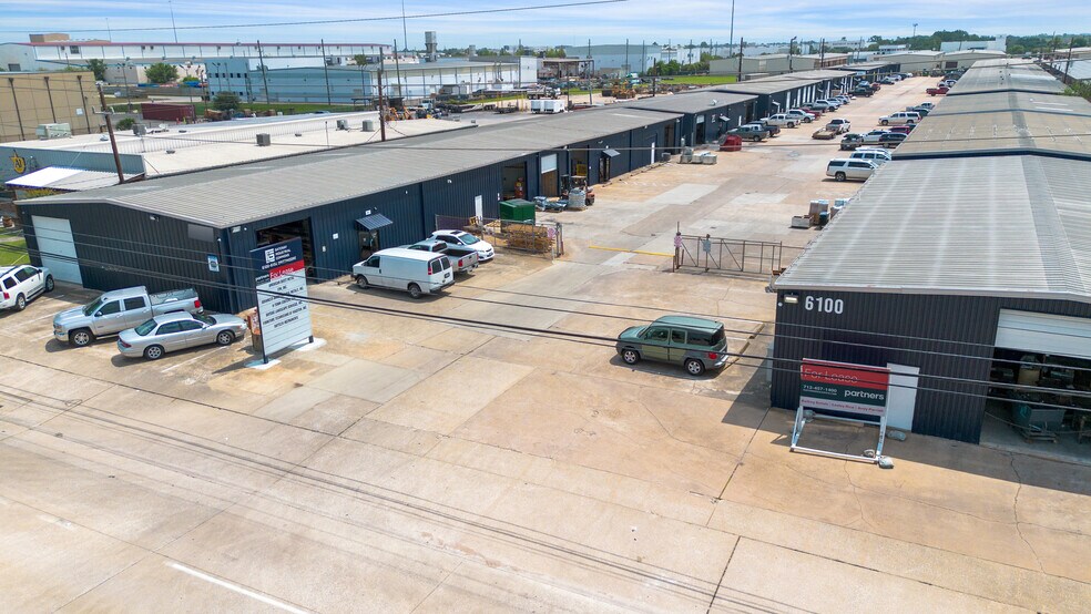 6100 Brittmoore Rd, Houston, TX à louer - Photo du bâtiment - Image 1 de 5