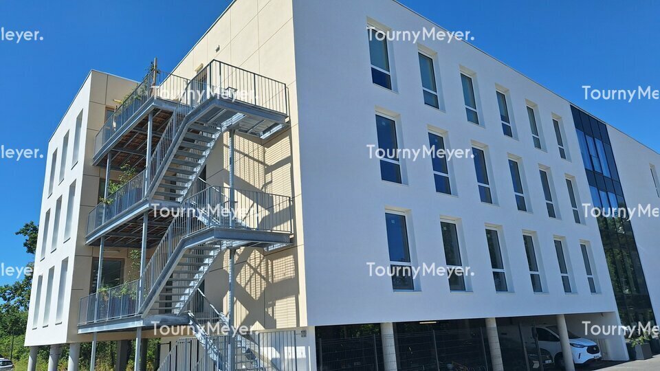 Office in Le Haillan for lease - Building Photo - Image 3 of 7