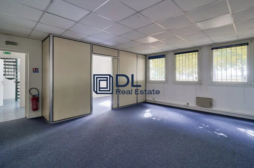 Flex in Lognes for lease - Interior Photo - Image 3 of 7