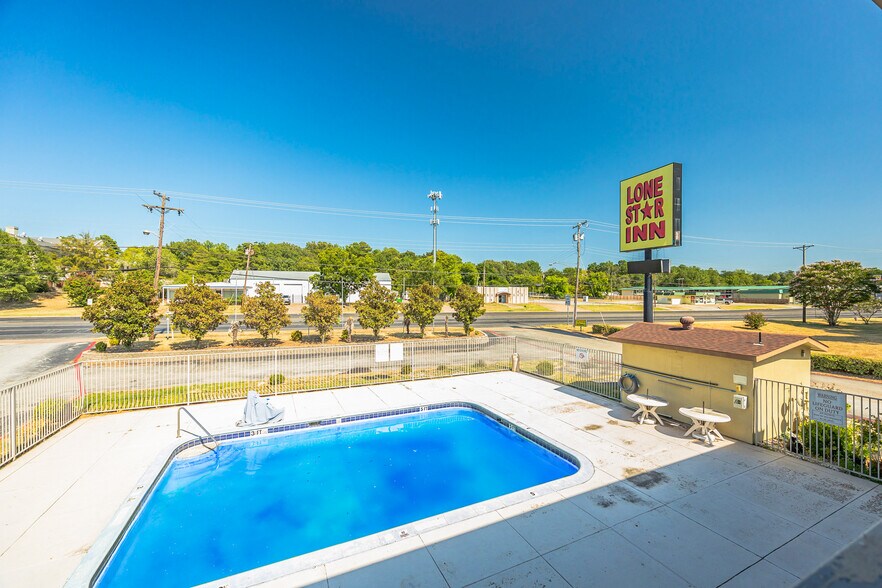 3236 W Gentry Pkwy, Tyler, TX à vendre - Photo du bâtiment - Image 2 de 6