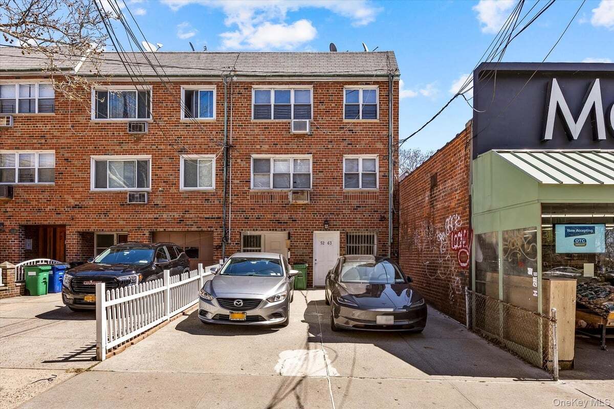 5263 65th Pl, Maspeth, NY à vendre Photo du bâtiment- Image 1 de 19
