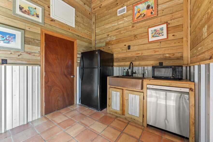 1226 County Road 201A, Angleton, TX à vendre - Photo du bâtiment - Image 2 de 38