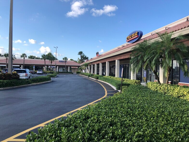 842-878 N Military Trl, West Palm Beach, FL à louer - Photo du bâtiment - Image 3 de 6