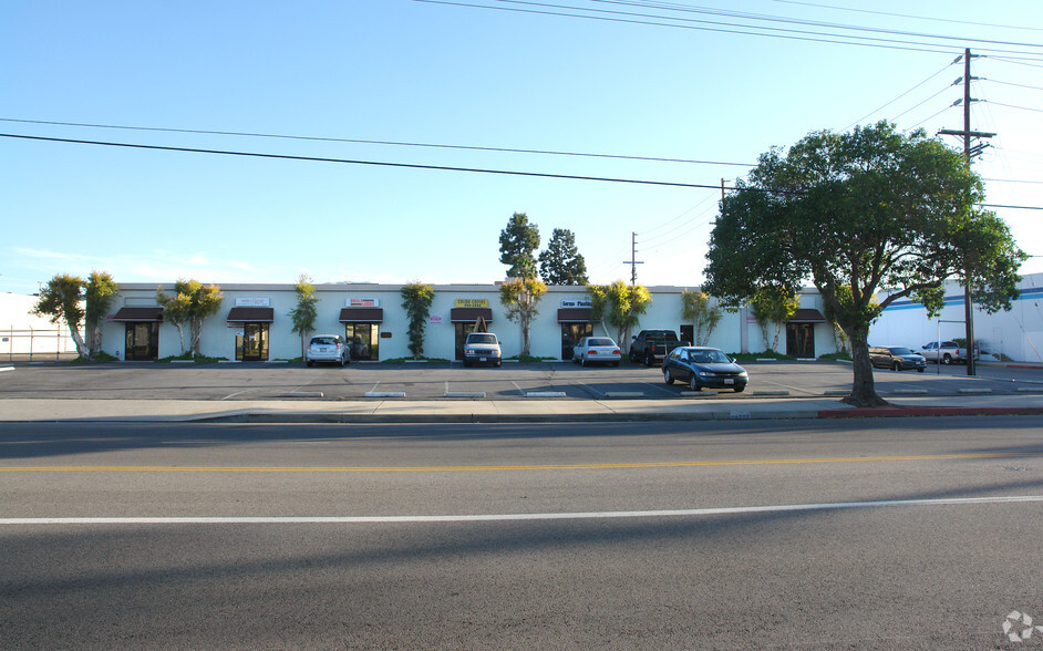 20761 Plummer St, Chatsworth, CA à louer - Photo principale - Image 1 de 2