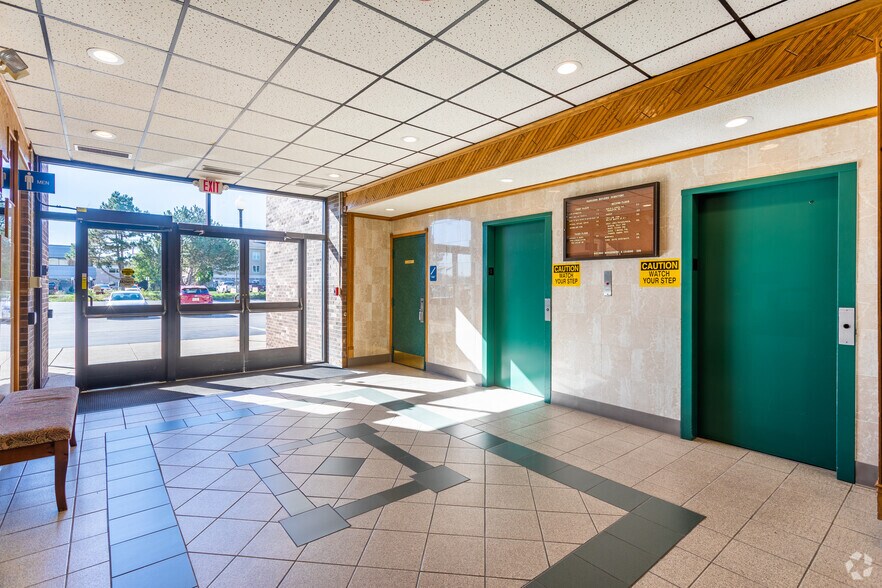 4901 Towne Centre Rd, Saginaw, MI à vendre - Hall d’entrée - Image 3 de 9