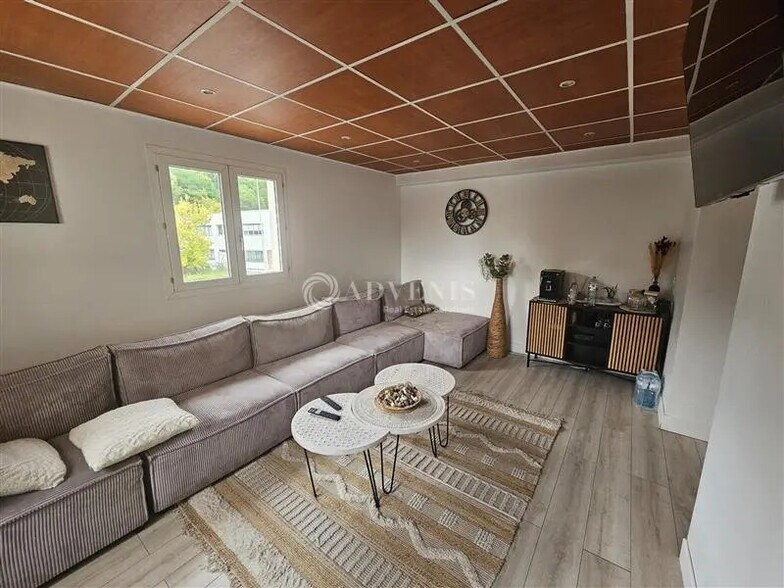 Office in Neuilly-sur-Marne for lease - Building Photo - Image 3 of 6