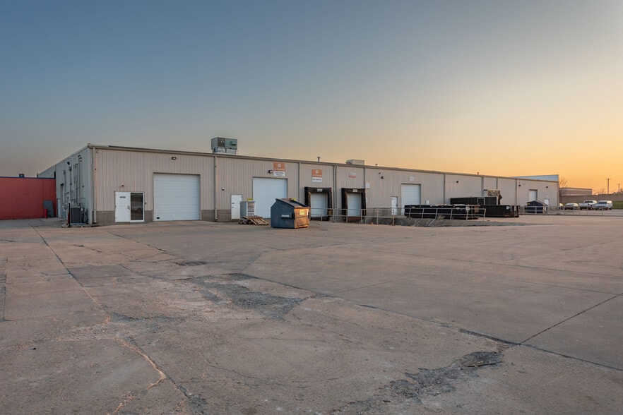 10121-10151 Hickman Rd, Urbandale, IA for lease - Building Photo - Image 3 of 3