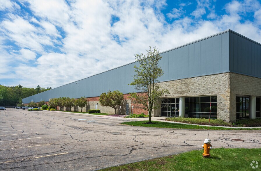 111 Constitution Blvd, Franklin, MA à louer - Photo du bâtiment - Image 2 de 5