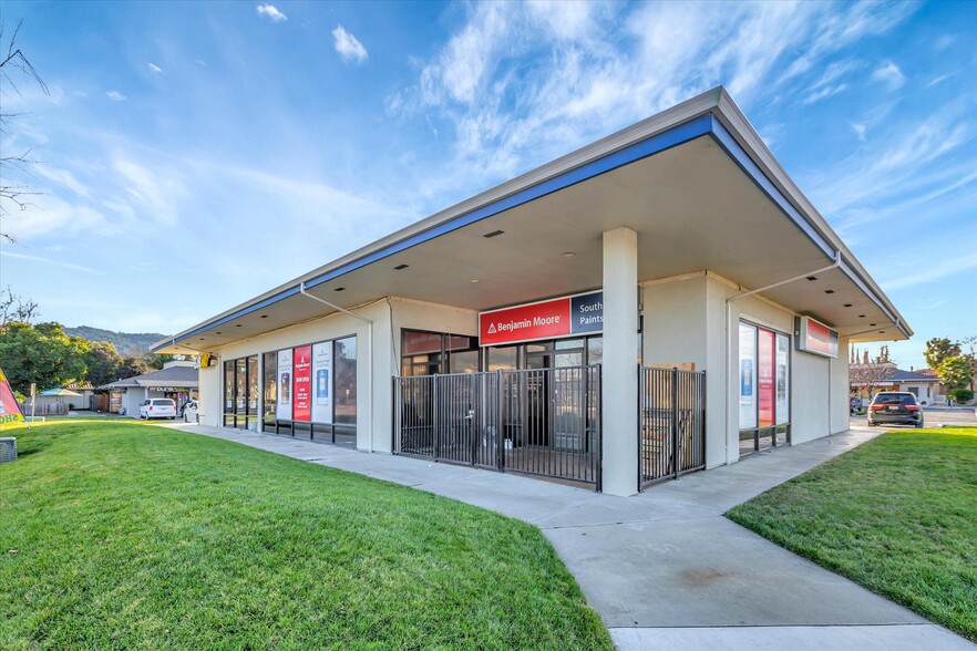 Country Square Shopping Center portfolio of 4 properties for sale on LoopNet.ca - Building Photo - Image 3 of 14