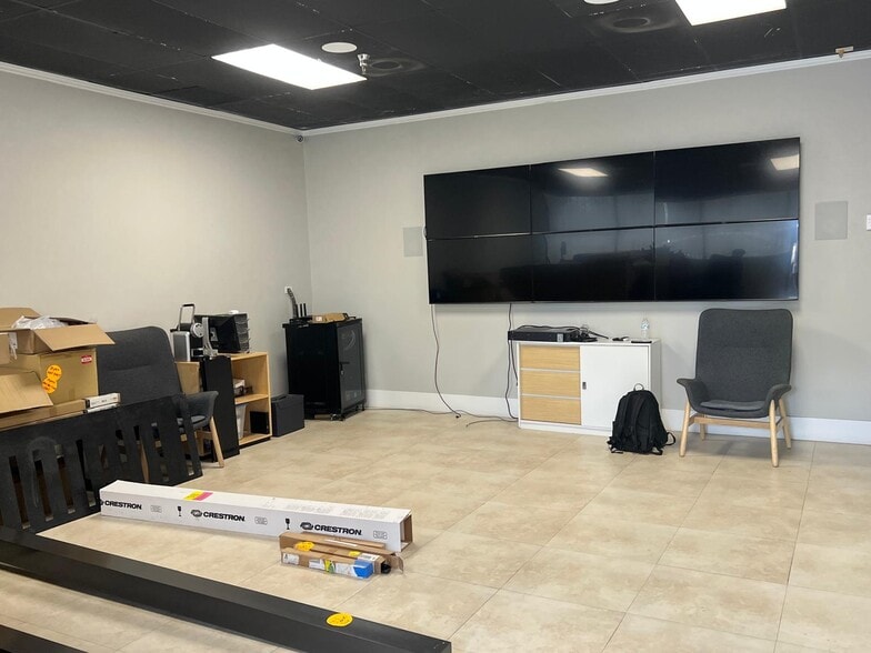 2300-2350 NW 102nd Pl, Doral, FL for lease - Interior Photo - Image 3 of 18