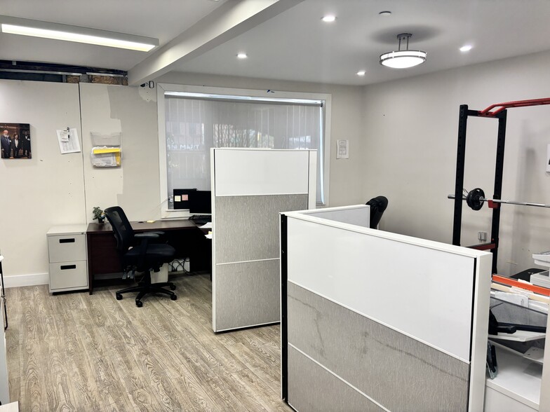 62 Clermont Ave, Brooklyn, NY for lease - Interior Photo - Image 3 of 17