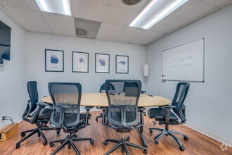 10625 W North Ave, Milwaukee, WI à louer Photo intérieure- Image 2 de 3