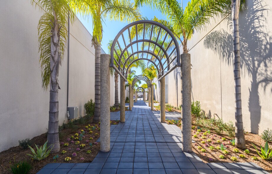 711 W 17th St, Costa Mesa, CA à louer - Photo du bâtiment - Image 2 de 8