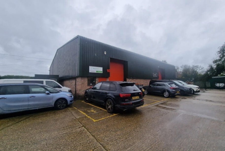 10-10 Bramley Rd, Tadley for lease Primary Photo- Image 1 of 6
