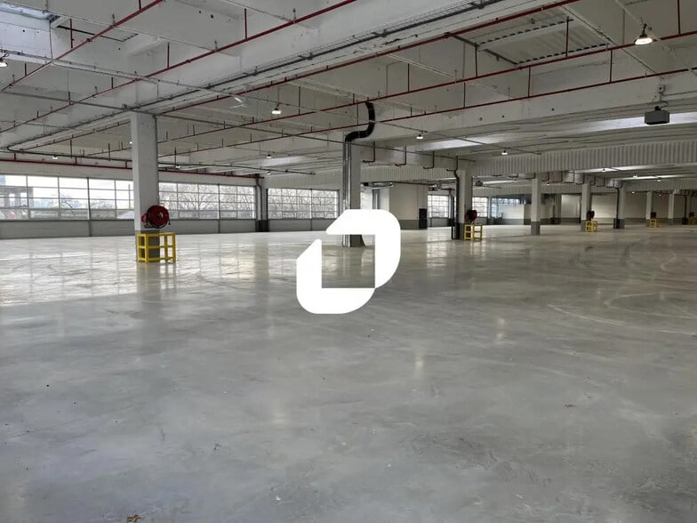 56 Avenue Louis Roche, Gennevilliers for lease - Interior Photo - Image 1 of 14