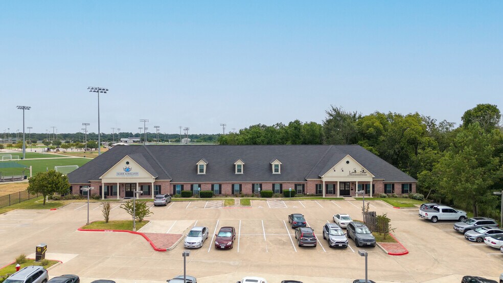 3030 University Dr E, College Station, TX à louer - Photo du bâtiment - Image 3 de 37