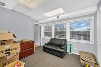 3S340 Rockwell St, Warrenville, IL à louer Photo intérieure- Image 2 de 4