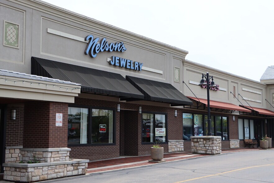 29 Crystal Lake Plz, Crystal Lake, IL à louer - Photo du bâtiment - Image 3 de 12