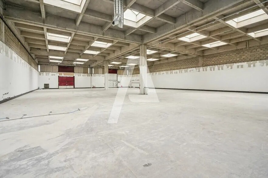 Flex in Rungis for lease - Interior Photo - Image 3 of 5