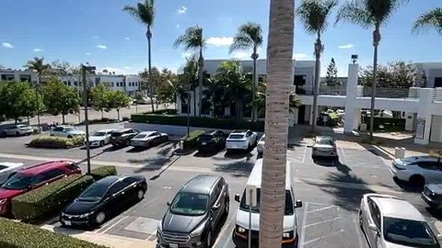 20311 Birch St, Newport Beach, CA à louer - Vidéo sur l’inscription commerciale - Image 2 de 11