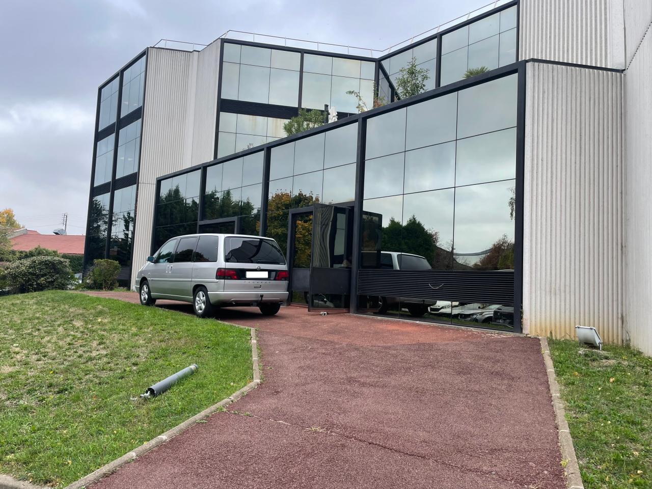 Flex in Argenteuil for sale Building Photo- Image 1 of 12