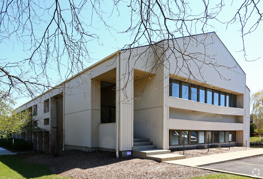 6085 Strathmoor Dr, Rockford, IL à vendre - Photo du bâtiment - Image 2 de 4