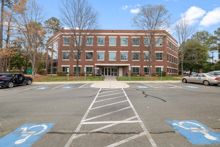 4201 Lake Boone Trl, Raleigh, NC à louer - Photo du bâtiment - Image 3 de 5