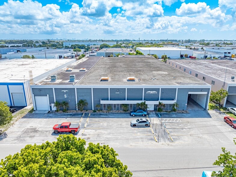 13185 NW 47th Ave, Opa-locka, FL à vendre - Photo du bâtiment - Image 1 de 23
