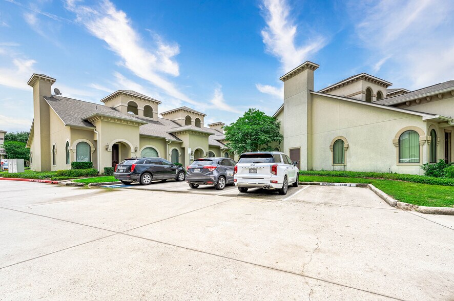 12830 Willow Centre Dr, Houston, TX à vendre - Photo du bâtiment - Image 1 de 25