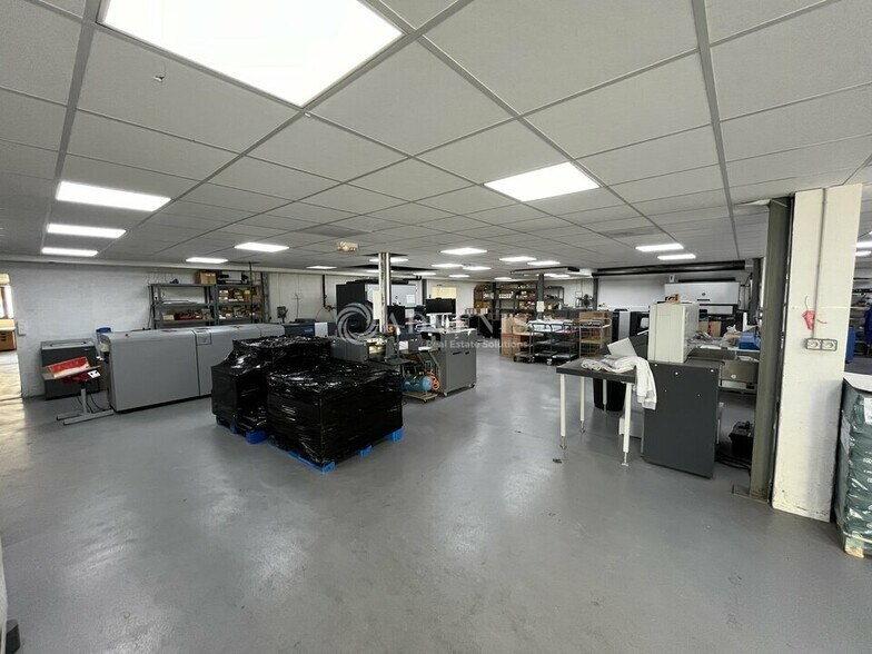 Flex in Neuilly-Plaisance for lease - Interior Photo - Image 3 of 12