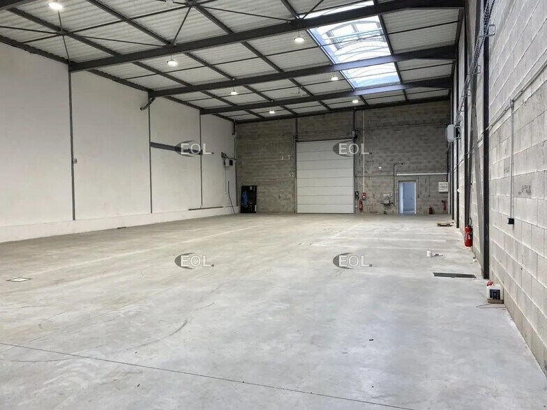 Flex in Brignais for lease - Interior Photo - Image 3 of 8