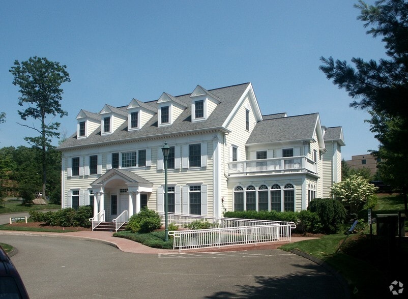 132 Monroe Tpke, Trumbull, CT à louer - Photo du bâtiment - Image 2 de 4