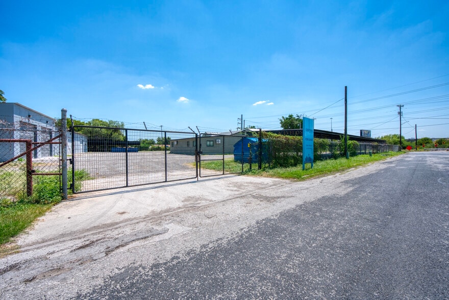 1402 Hoefgen Ave, San Antonio, TX for lease - Building Photo - Image 1 of 14